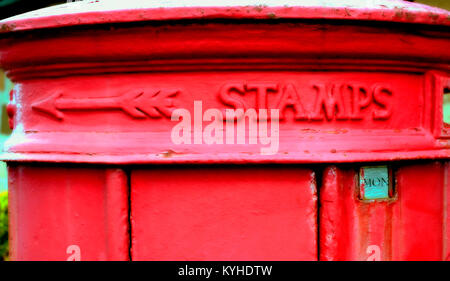 Royal Mail roten Briefkasten Gusseisen close up Mo Montag gr George Rothesay, Vereinigtes Königreich Stockfoto