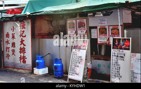 Dai Pai Dong, garküche am Straßenrand, bietet eine Auswahl an kantonesischen Gerichten und Fischspezialitäten in einer kleinen Straße von Sham Shui Po. Stockfoto