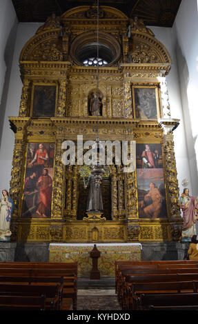 Frau vor einer Statue in der Kapelle der Catedral da Sé do Funchal, Rua do Aljube, Funchal, Madeira, Portugal Stockfoto