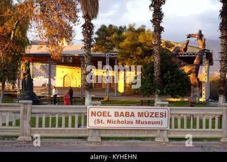 Kirche von Saint Nicolas und Sonnenuntergang in Demre, Türkei Stockfoto