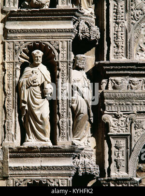 Kirche von St. Thomas. Fassade Designd von Renaissance Bildhauer Felipe Bigarny (1475-1542). In der Nische, st. Apostel Petrus. Haro. La Rioja. Spanien. Stockfoto