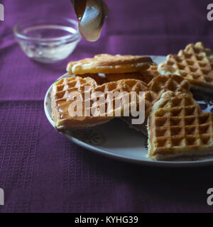 Nahaufnahme Foto von hausgemachten Waffeln mit Honig Stockfoto