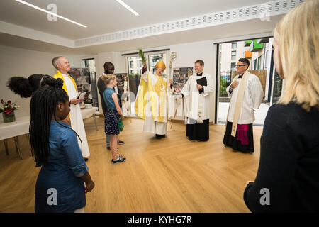 Eröffnung der CofE Kirche hl. Franziskus im Maschinenraum, Community Center und und Kirche im Mittelpunkt der Entwicklung des neuen Gehäuses in der Hale Dorf, Stockfoto