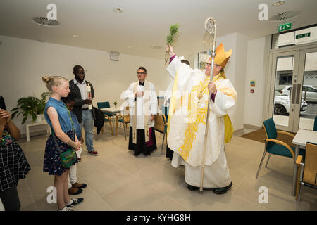 Eröffnung der CofE Kirche hl. Franziskus im Maschinenraum, Community Center und und Kirche im Mittelpunkt der Entwicklung des neuen Gehäuses in der Hale Dorf, Stockfoto