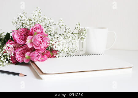 Hochzeit im Stil der Foto. Stillleben mit Rosen, Atem Baby's Gypsophila Blumen, weißen Schale, Bleistift und Notizbuch. Florale Komposition. Bild für Blog oder Social Media. Stockfoto