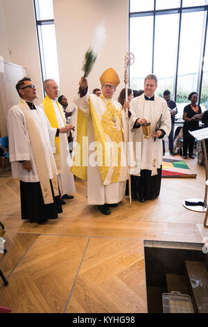 Eröffnung der CofE Kirche hl. Franziskus im Maschinenraum, Community Center und und Kirche im Mittelpunkt der Entwicklung des neuen Gehäuses in der Hale Dorf, Stockfoto