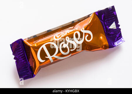 Cadbury Roses Karamell Bissen Schokolade auf weißem Hintergrund - Cadbury Roses Pralinen Stockfoto