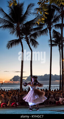 Der Strand von Waikiki, Honolulu, Oahu Island, Hawaii - September 27, 2017: attraktiven weiblichen Hula Tänzer auf einer kleinen Bühne, zu Waikiki Beach, bei Sonnenuntergang Stockfoto