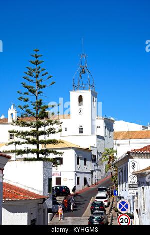 Ansicht einer alten Stadt Einkaufsstraße mit einer Kirche auf der Rückseite, Albufeira, Algarve, Portugal, Europa. Stockfoto