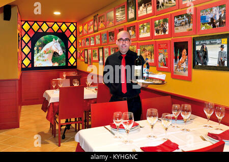 Fernando Lima posiert in seiner traditionellen Restaurant Taverna Vaca das cordas in Ponte de Lima, Portugal Stockfoto