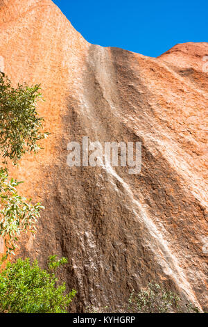 Uluru oder Ayers Rock Detail zeigt, wo Wasser ausgetrocknet ist. Zentral Australien. Stockfoto