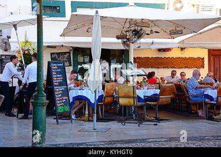 Touristen entspannen in einem Restaurant in der Altstadt, Albufeira, Algarve, Portugal, Europa. Stockfoto