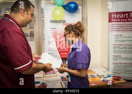 Die Princess Alexandra Hospital, Harlow, Krankenpflege und Geburtshilfe Feier Tag - Schulung und Information, UK. Herzkrankheit Informationen Stockfoto