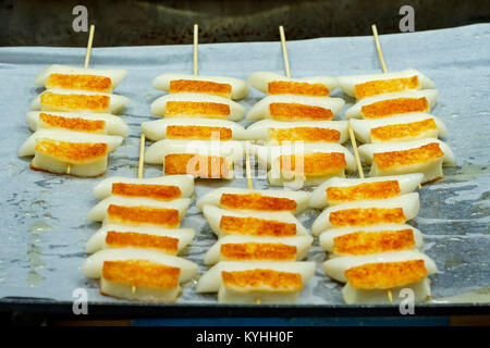 Gebratener Käse und Reis Kuchen (Koreanische Street Food) Stockfoto