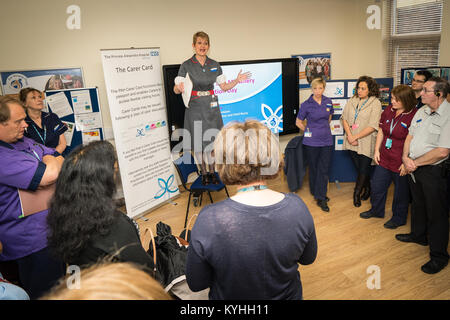 Die Princess Alexandra Hospital, Harlow, Krankenpflege und Geburtshilfe Feier Tag - Schulung und Information, UK. Pflegeperson Karte Präsentation - Dies ermöglicht Auto Stockfoto