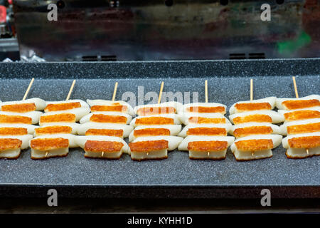 Gebratener Käse und Reis Kuchen (Koreanische Street Food) Stockfoto