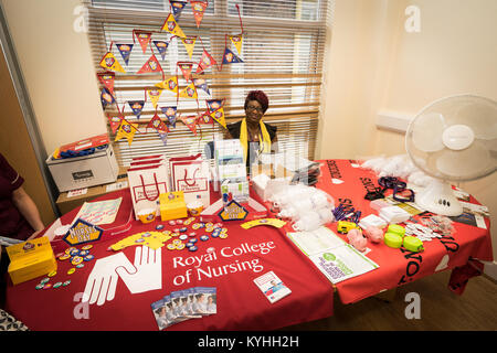 Die Princess Alexandra Hospital, Harlow, Krankenpflege und Geburtshilfe Feier Tag - Schulung und Information, UK. Royal College der Krankenpflege stehen Stockfoto