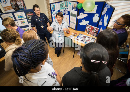 Die Princess Alexandra Hospital, Harlow, Krankenpflege und Geburtshilfe Feier Tag - Schulung und Information, UK. Kinderheilkunde Informationen Stockfoto