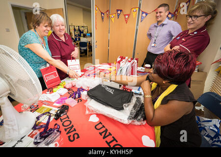 Die Princess Alexandra Hospital, Harlow, Krankenpflege und Geburtshilfe Feier Tag - Schulung und Information, UK. Unison Gewerkschaft Tabelle Stockfoto