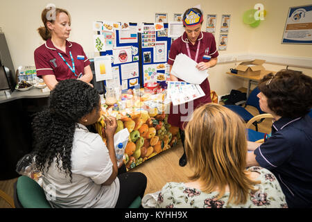 Die Princess Alexandra Hospital, Harlow, Krankenpflege und Geburtshilfe Feier Tag - Schulung und Information, UK. Mundhygiene Informationen Stockfoto