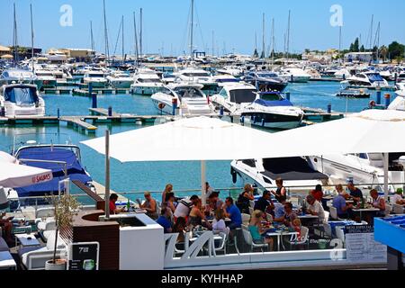 Luxus Yachten in der Marina mit Restaurants am Wasser im Vordergrund, Vilamoura, Algarve, Portugal, Europa günstig. Stockfoto