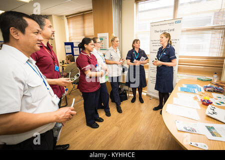 Die Princess Alexandra Hospital, Harlow, Krankenpflege und Geburtshilfe Feier Tag - Schulung und Information, UK. Die Pflegeperson Karte abgewürgt. Dadurch können Pflegepersonen Stockfoto