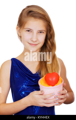 Valentines jugendlich Mädchen mit Korb mit Geschenk und simbolic Herz lächelt glücklich. Soft Focus. Erste Liebe Konzept mit glücklichen kaukasischen weibliche Modell Stockfoto