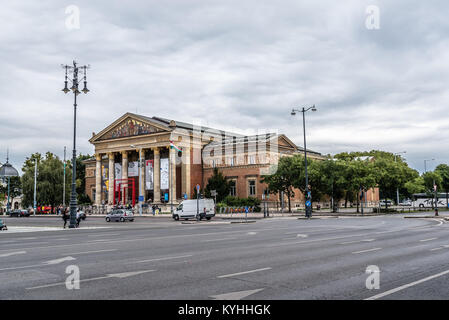 Budapest, Ungarn - 13. August 2017: Halle der Kunst in Budapest. Es ist in der Heldenplatz entfernt Stockfoto