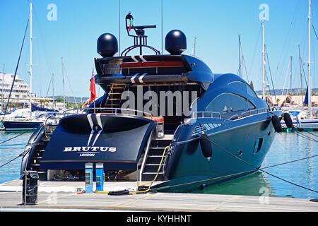 Brutus Sunseeker Predator Boot in der Marina, Vilamoura, Algarve, Portugal, Europa günstig. Stockfoto