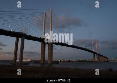 Die Queen Elizabeth II Brücke überquert den Fluss Thames Estuary die englischen Grafschaften von Essex und Kent zu verbinden. Stockfoto