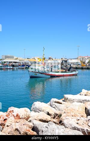 Traditionelle portugiesische Fischtrawler im Hafen, Vilamoura, Algarve, Portugal, Europa günstig. Stockfoto