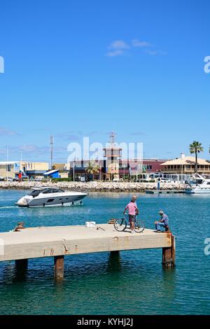 Luxus Boot in der Marina mit Einheimischen am Ende einer kleinen Bootsanleger, Vilamoura, Algarve, Portugal, Europa. Stockfoto