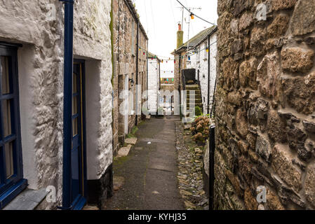 Mousehole - Duck Street einer malerischen Straße im Dorf an der Küste von Mousehole Cornwall. Stockfoto