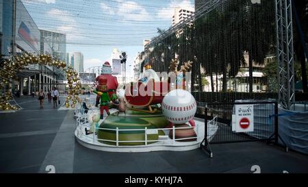 Ungewöhnliche Weihnachten Central World Shopping Mall Bangkok Thailand Weihnachten Weihnachtsmann Feiertage Grüße Dekorationen Bangkok Thailand Stockfoto