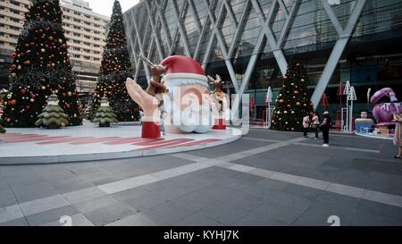 Ungewöhnliche Weihnachten Central World Shopping Mall Bangkok Thailand Weihnachten Weihnachtsmann Feiertage Grüße Dekorationen Bangkok Thailand Stockfoto