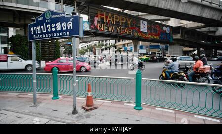 Transport Verkehr Ratchaprasong Kreuzung Phloen Chit, Rama I, und Ratchadamri Straßen Zentrum von Bangkok Thailand Südostasien Stockfoto