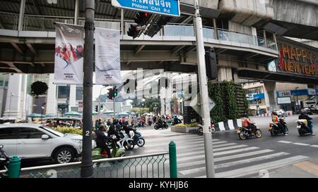 Transport Verkehr Ratchaprasong Kreuzung Phloen Chit, Rama I, und Ratchadamri Straßen Zentrum von Bangkok Thailand Südostasien Stockfoto