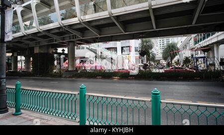 Transport Verkehr Ratchaprasong Kreuzung Phloen Chit, Rama I, und Ratchadamri Straßen Zentrum von Bangkok Thailand Südostasien Stockfoto