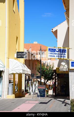 Blick entlang der Einkaufsstraße der Stadt, Vilamoura, Algarve, Portugal, Europa. Stockfoto