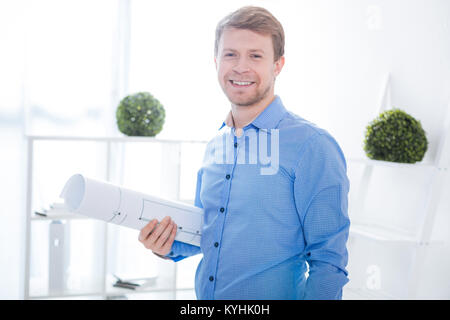 Junge optimistischer Mensch und lächelnd seine Zeichnung Stockfoto