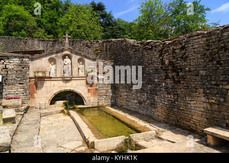 Frankreich, Haute-Marne (52), Cohons, Fontaine et Lavoir // Frankreich, Haute-Marne, Cohons, Brunnen und waschen Ort Stockfoto