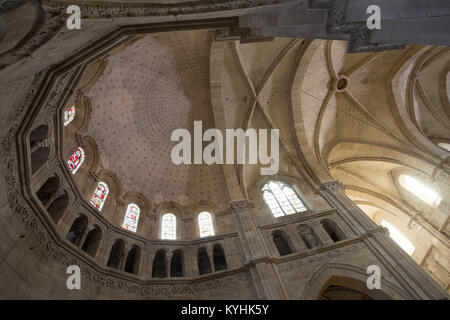 Frankreich, Haute-Marne (52), Langres, cathédrale Saint-Mammès du XIIe siècle, rangée De fenêtres au-dessus du Triforium // Frankreich, Haute-Marne, Langres, Stockfoto