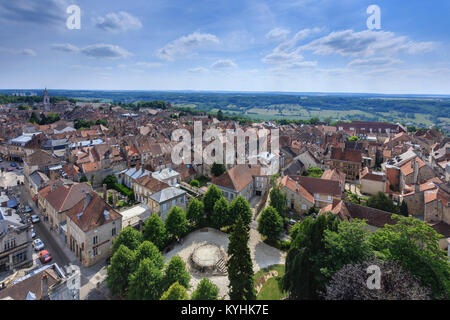 Frankreich, Haute-Marne (52), Langres, Vue depuis Le Sommet de la Tour Sud de la cathédrale Saint-Mammès sur la Vieille Ville // Frankreich, Haute-Marne, Lang Stockfoto