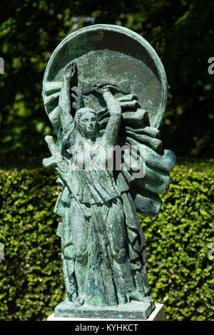 Frankreich, Haute-Marne (52), Colombey-les-Deux-Églises, La Boisserie, Maison de Charles de Gaulle, Skulptur dans le jardin // Frankreich, Haute-Marne, Colom Stockfoto