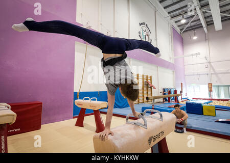 Gymnastik in Basildon Sporting Village, Essex UK. Die Heimat der South Essex Turnverein & Olympiasieger Max Whitlock Stockfoto