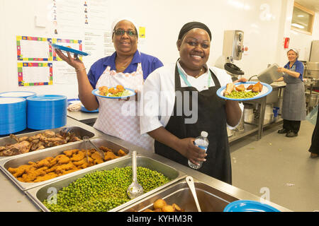 Küche an der Broadwaters Inclusive Learning Community, Tottenham, London Borough von Haringey Juli 2014. Dies ist eine Zusammenarbeit zwischen zwei lokalen Sc Stockfoto