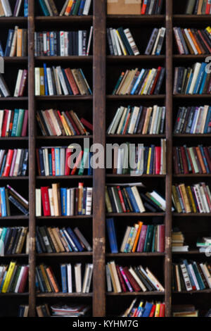 Foto von mehrfarbige Bücher in Regalen Stockfoto