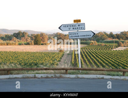 Französische Schild auf Feldweg mit Blick auf die Weingärten hinter mit frühen Abend Licht und Blick auf die Berge Stockfoto