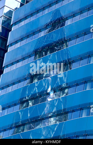 Eine Reflexion der Gurke 30 St Mary Axe in einem blauen Glas Gebäude in London. Stockfoto