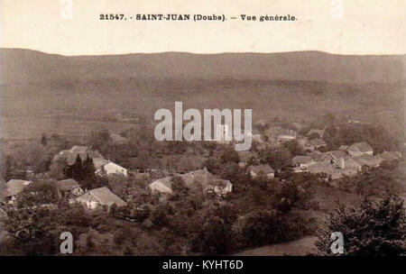 Ein Foto von ca. 1900 zeigt Saint-Juan in Doubs, Frankreich, mit dem Stadtbild und der umliegenden ländlichen Landschaft aus einem weiten Blickwinkel. Stockfoto